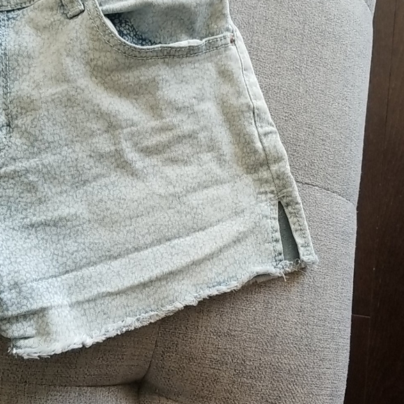 Light wash denim shorts floral pattern - Picture 6 of 8